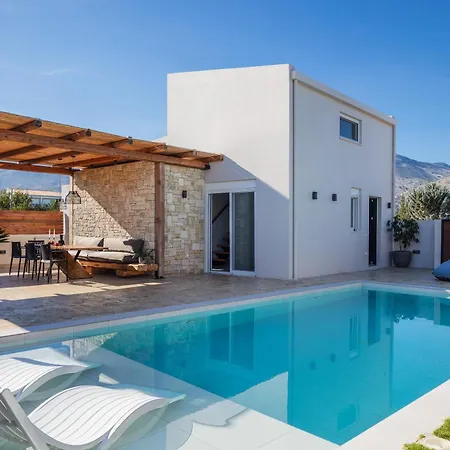 Villa Solis Villa, With Heated Pool & 5 Minutes To Beach, By Thinkvilla *